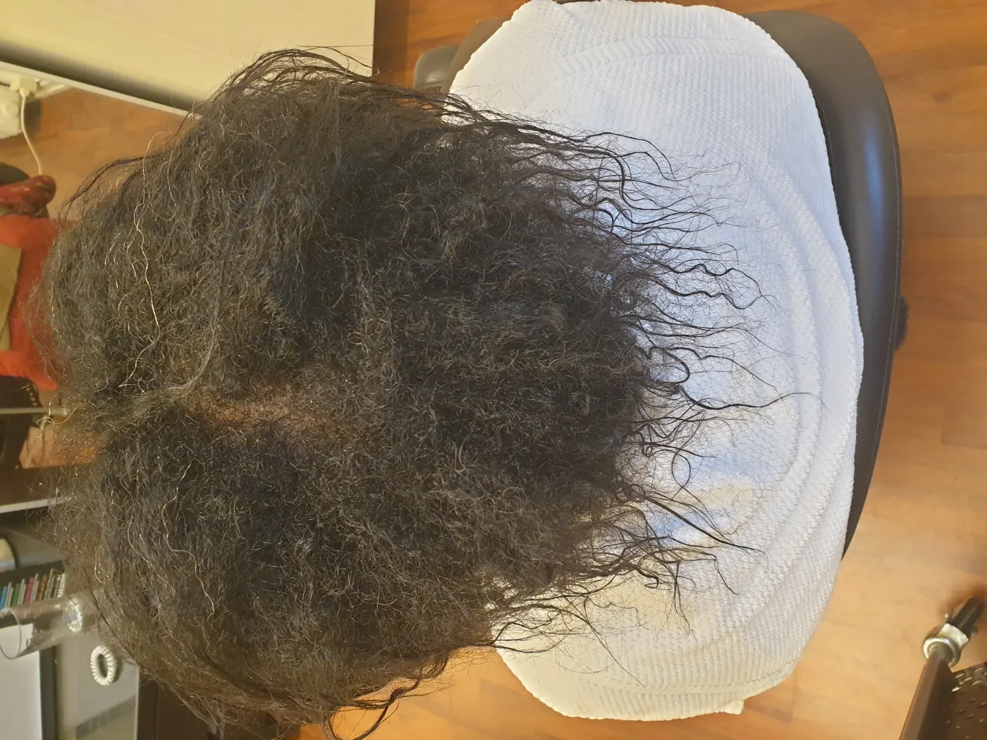 Før keratinbehandling – svært kruset hår